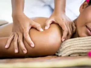 digito pression sur l epaule d'une femme