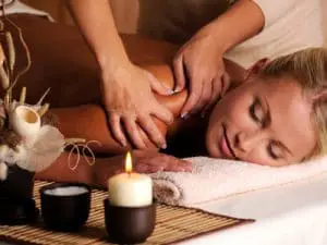massage epaule d'une femme
